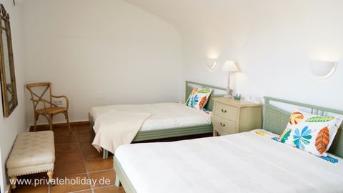 Schlafzimmer mit zwei Einzelbetten und Fenster – Costa Calma, Fuerteventura
