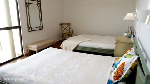 Schlafzimmer mit zwei Betten und Terrassentür – Costa Calma, Fuerteventura
