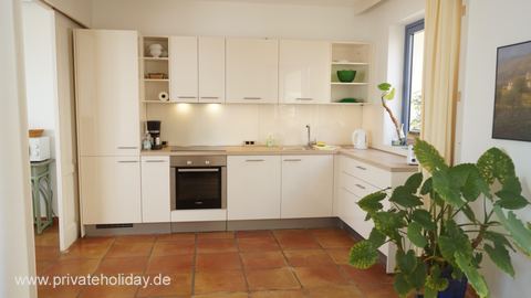 Cocina luminosa con muebles blancos – Costa Calma, Fuerteventura