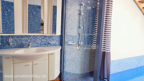 Baño con mosaico azul y ducha de vidrio – Costa Calma, Fuerteventura