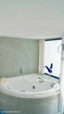Baño con bañera de hidromasaje y ventana – Costa Calma, Fuerteventura