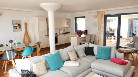Salón con sofá y cocina abierta – Costa Calma, Fuerteventura