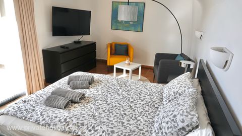 Dormitorio con cama y televisor de pared – Costa Calma, Fuerteventura
