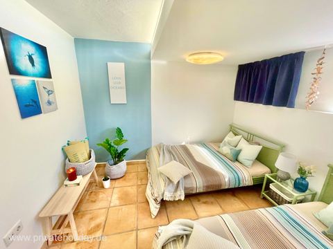 Dormitorio con dos camas individuales y cuadros en la pared – Costa Calma, Fuerteventura