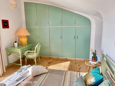 Dormitorio con armario empotrado y escritorio – Costa Calma, Fuerteventura