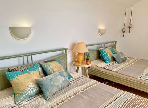 Dormitorio con dos camas individuales y lámpara de noche – Costa Calma, Fuerteventura