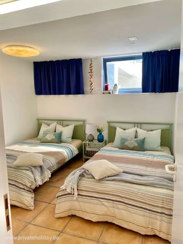 Dormitorio con dos camas individuales y ventana pequeña – Costa Calma, Fuerteventura