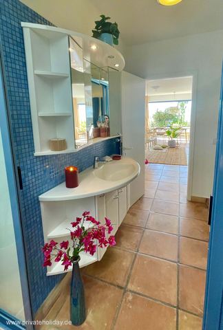 Zona de lavabo con mueble y vista al exterior – Costa Calma, Fuerteventura