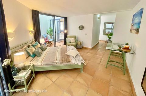 Dormitorio con cama doble y puerta al patio – Costa Calma, Fuerteventura
