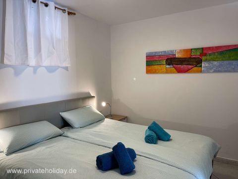 Schlafzimmer mit Doppelbett und Wandbild – Costa Calma, Fuerteventura