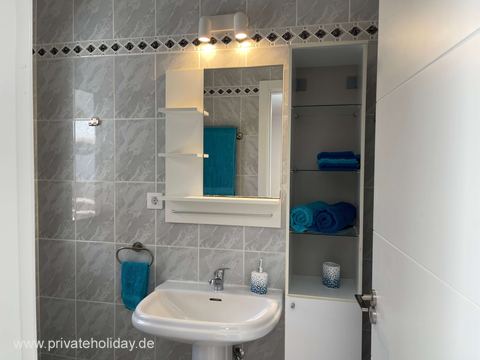 Badezimmer mit Waschbecken und Spiegelschrank – Costa Calma, Fuerteventura