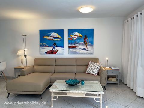 Wohnbereich mit Ecksofa und zwei Wandbildern – Costa Calma, Fuerteventura