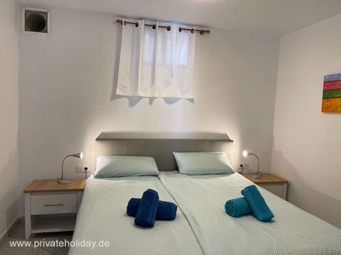 Schlafzimmer mit Doppelbett und Nachttischen – Costa Calma, Fuerteventura