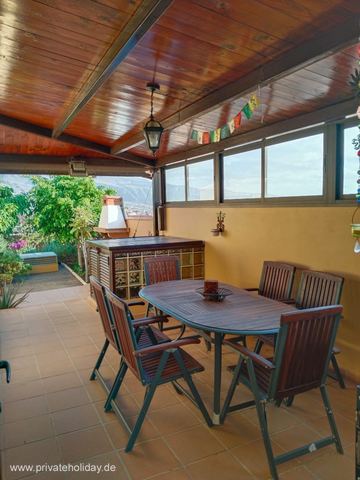 Covered terrace with dining table and sea view – Candelaria, Tenerife