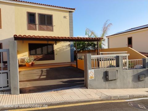 Hausfassade mit Einfahrt und überdachtem Bereich – Candelaria, Teneriffa