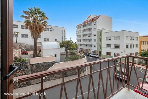 Balkon mit Blick auf Straße und Häuser – Santa Cruz de La Palma, La Palma
