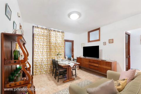 Salon z szafką pod telewizor i stołem – Santa Cruz de La Palma, La Palma