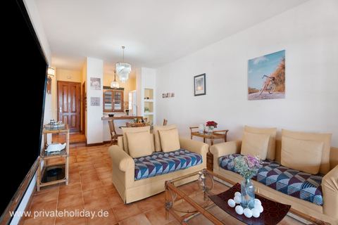 Woonkamer met banken en open eethoek – Los Gigantes, Teneriffa