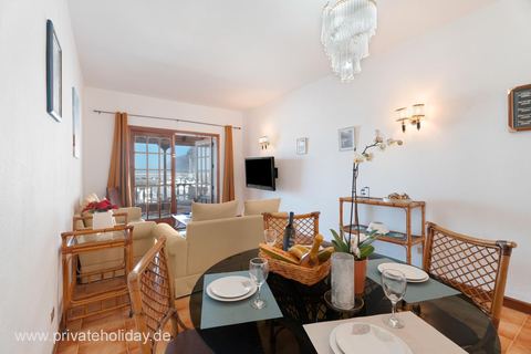 Woonkamer met eettafel en balkondeur – Los Gigantes, Teneriffa