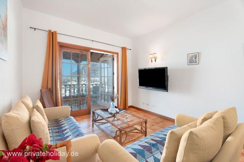 Woonkamer met banken, tv en zeezicht – Los Gigantes, Teneriffa