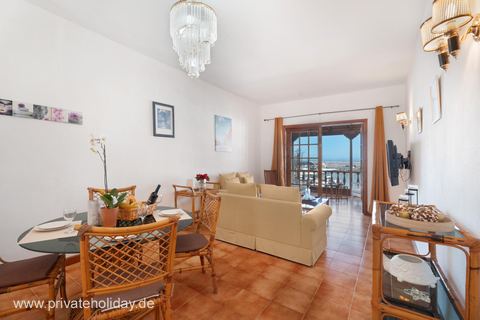Jadalnia ze szklanym stołem i widokiem na balkon – Los Gigantes, Tenerife