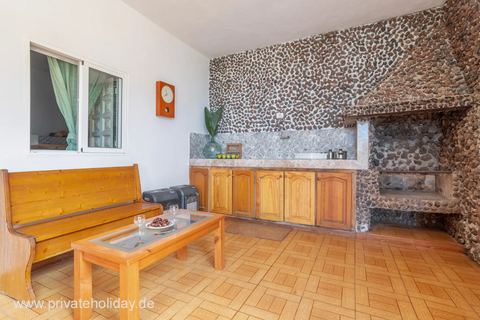 Woonruimte met bank en open haardwand – Santa Ursula, Teneriffa