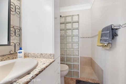 Badkamer met wastafel en glazen douchewand – Puerto de la Cruz, Teneriffa