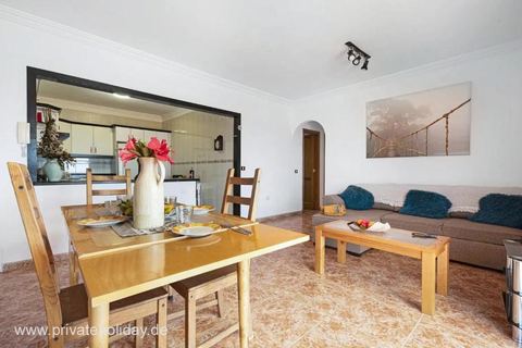 Woonkamer met eettafel en open keuken – Puerto de la Cruz, Teneriffa