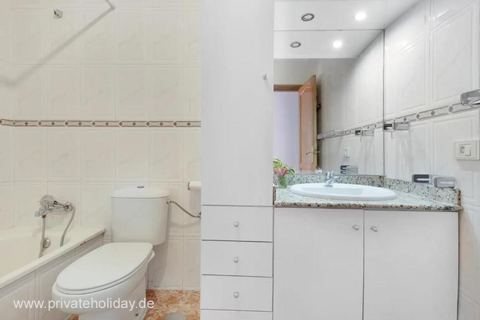 Badkamer met ligbad en wastafelmeubel – Puerto de la Cruz, Teneriffa