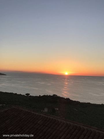 Widok na morze o zachodzie słońca nad dachem z terakoty – Icod de los Vinos, Tenerife