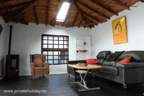 Salon z fotelem, sofą i drewnianym stołem – Icod de los Vinos, Tenerife