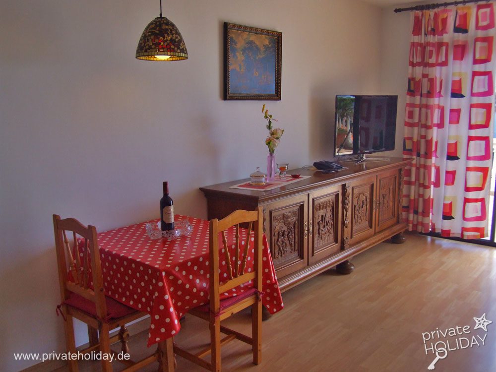 Zona pranzo con tavolo e mobile TV – El Sauzal, Tenerife