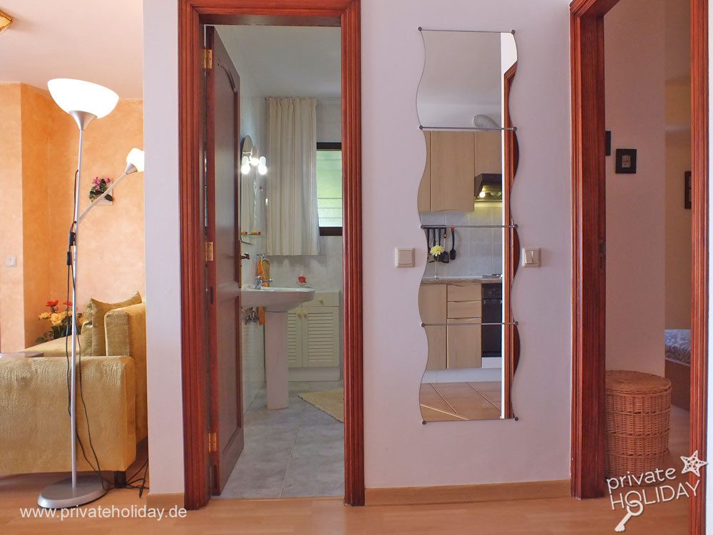 Corridoio con specchio e porte aperte – El Sauzal, Tenerife