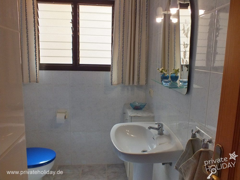 Salle de bain avec lavabo et fenêtre – El Sauzal, Ténérife
