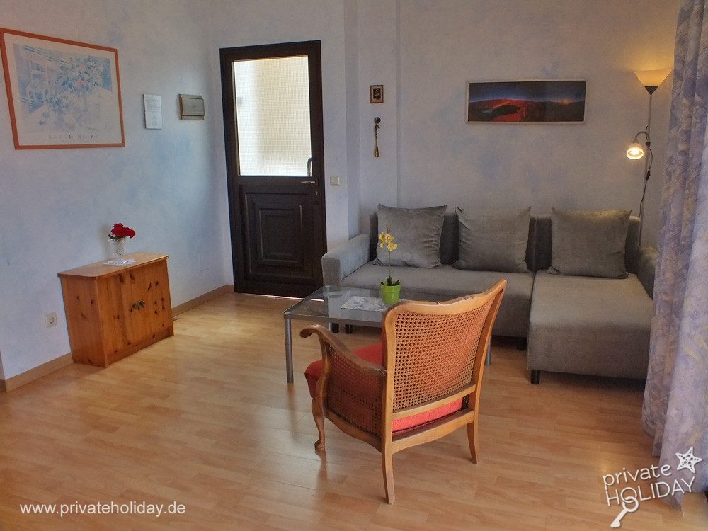 Salon avec canapé, fauteuil et table d'appoint – El Sauzal, Ténérife