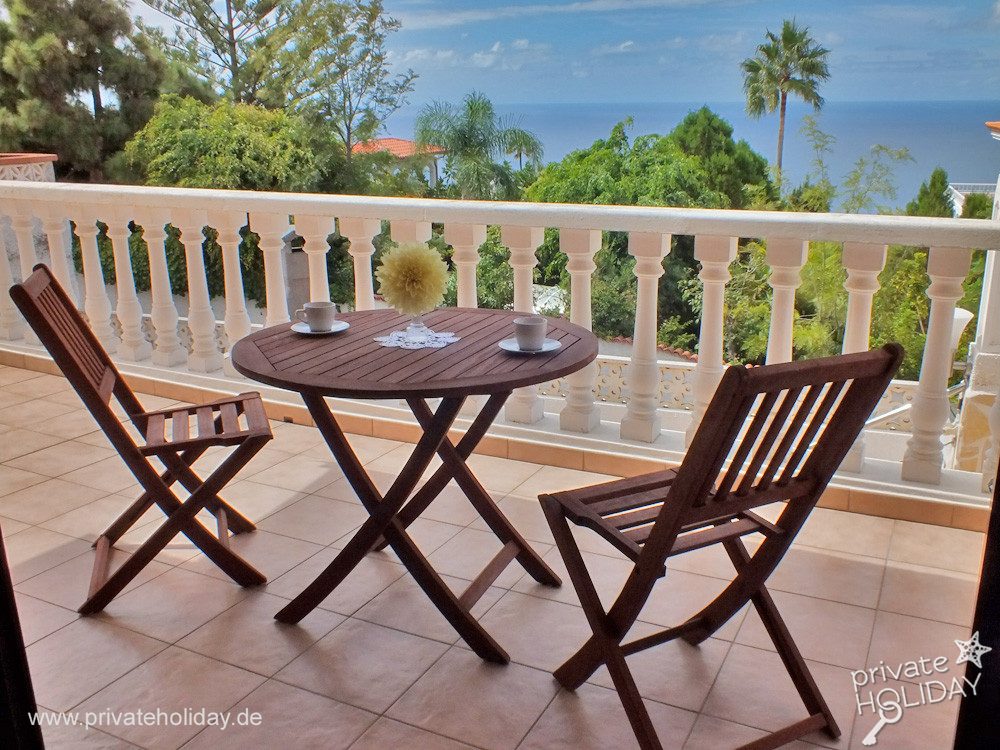 Terrace with table, chairs and sea view – El Sauzal, Tenerife