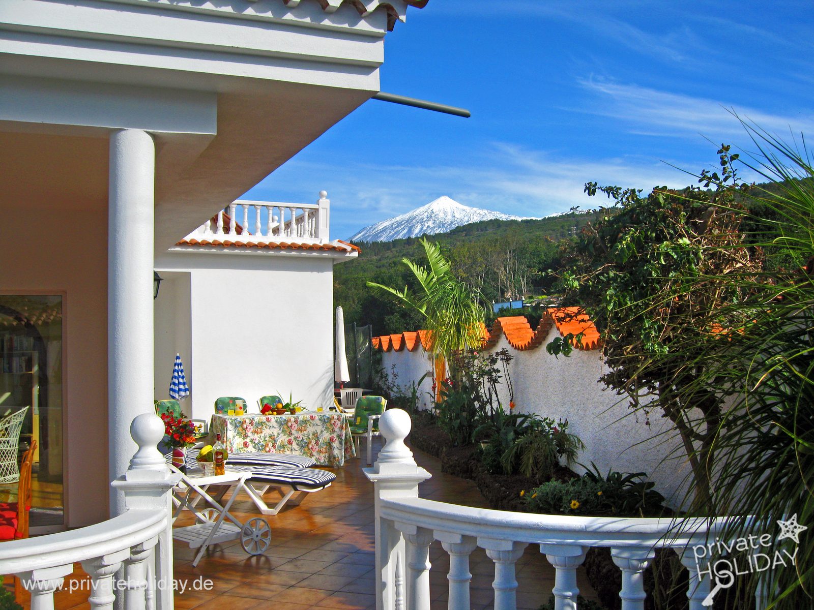 Covered terrace with mountain view and sun loungers – El Tanque, Tenerife