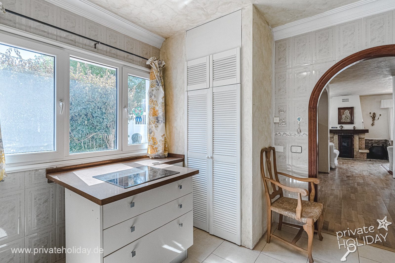 Cuisine lumineuse avec fenêtre et plaque de cuisson – El Tanque, Ténérife