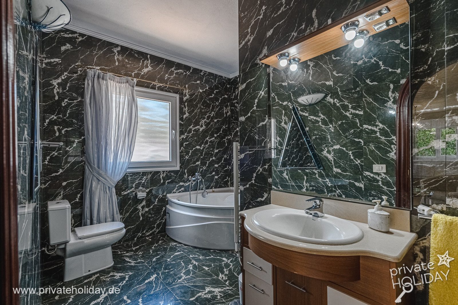 Salle de bains avec baignoire d’angle et murs effet pierre – El Tanque, Ténérife