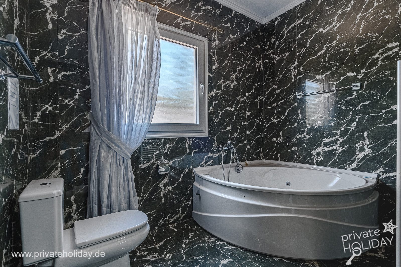 Salle de bains avec baignoire, toilettes et fenêtre – El Tanque, Ténérife