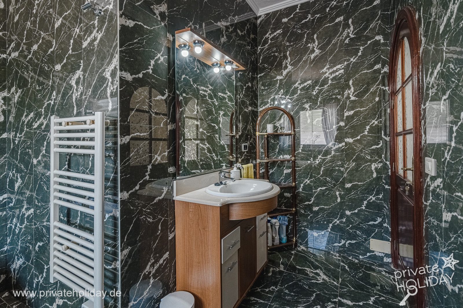 Salle de bains avec lavabo et sèche-serviettes – El Tanque, Ténérife