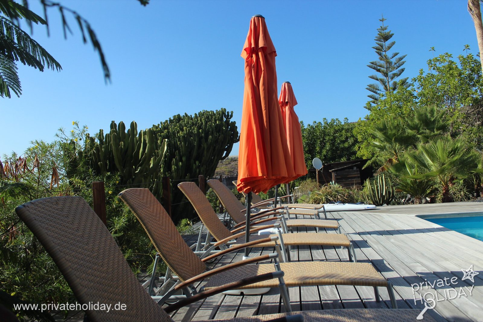 Poolbereich mit Liegen und Sonnenschirmen – Guía de Isora, Teneriffa