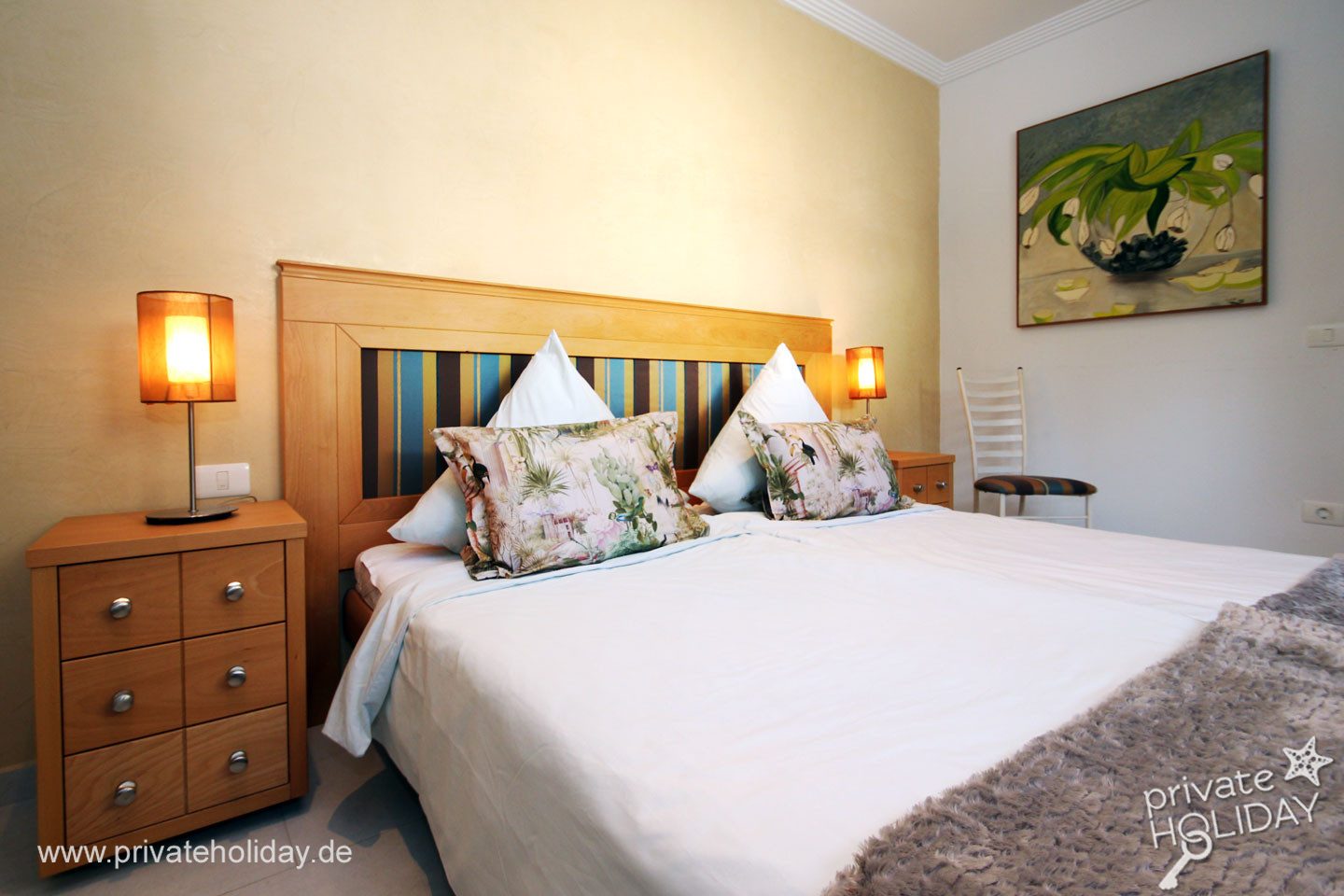 Helles Schlafzimmer mit Doppelbett und Nachttischen – Guía de Isora, Teneriffa