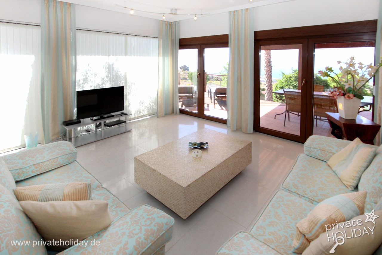Wohnzimmer mit Fernseher und Terrassentüren – Guía de Isora, Teneriffa