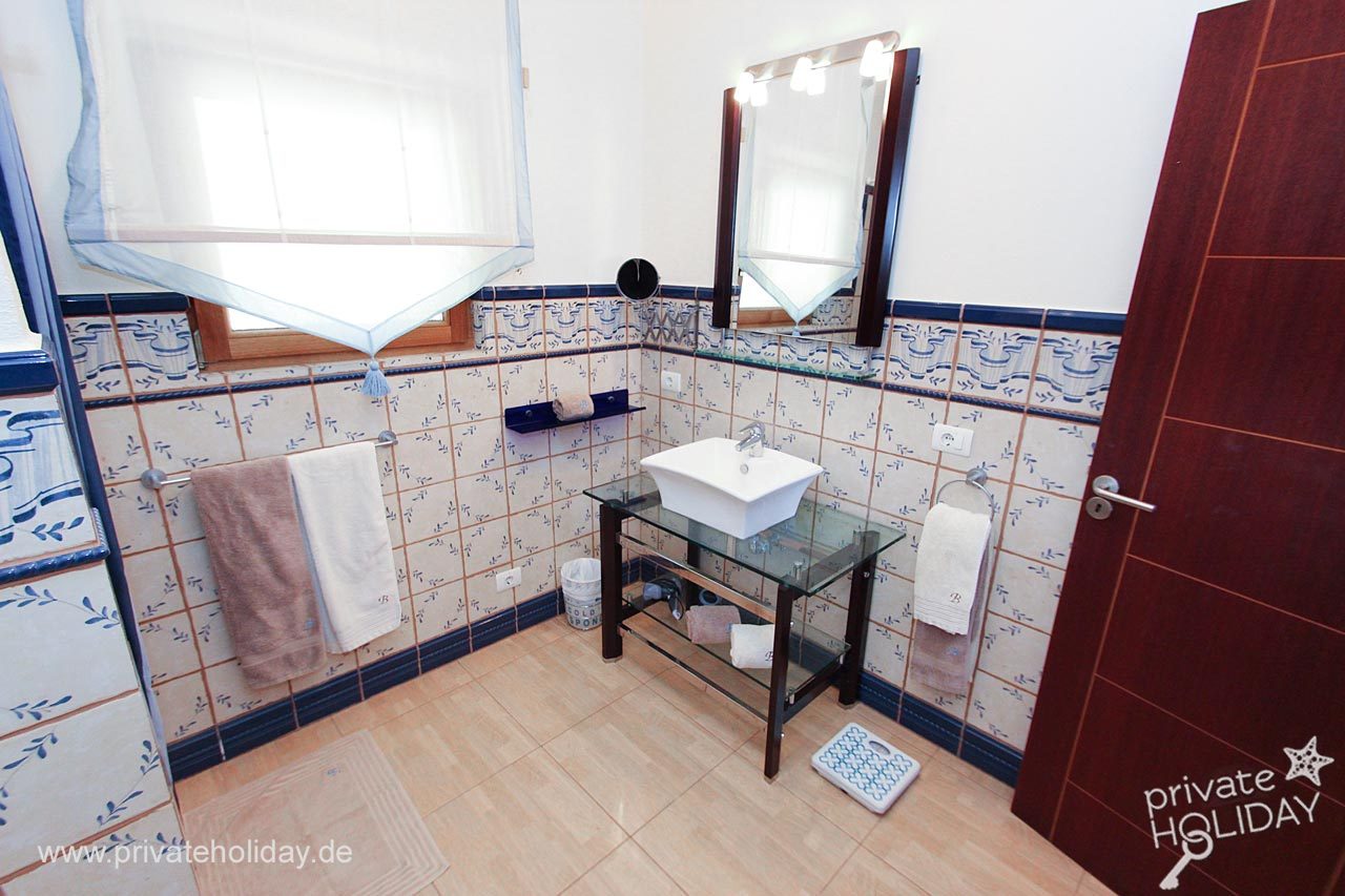 Bathroom with sink and tiled walls – Guía de Isora, Tenerife