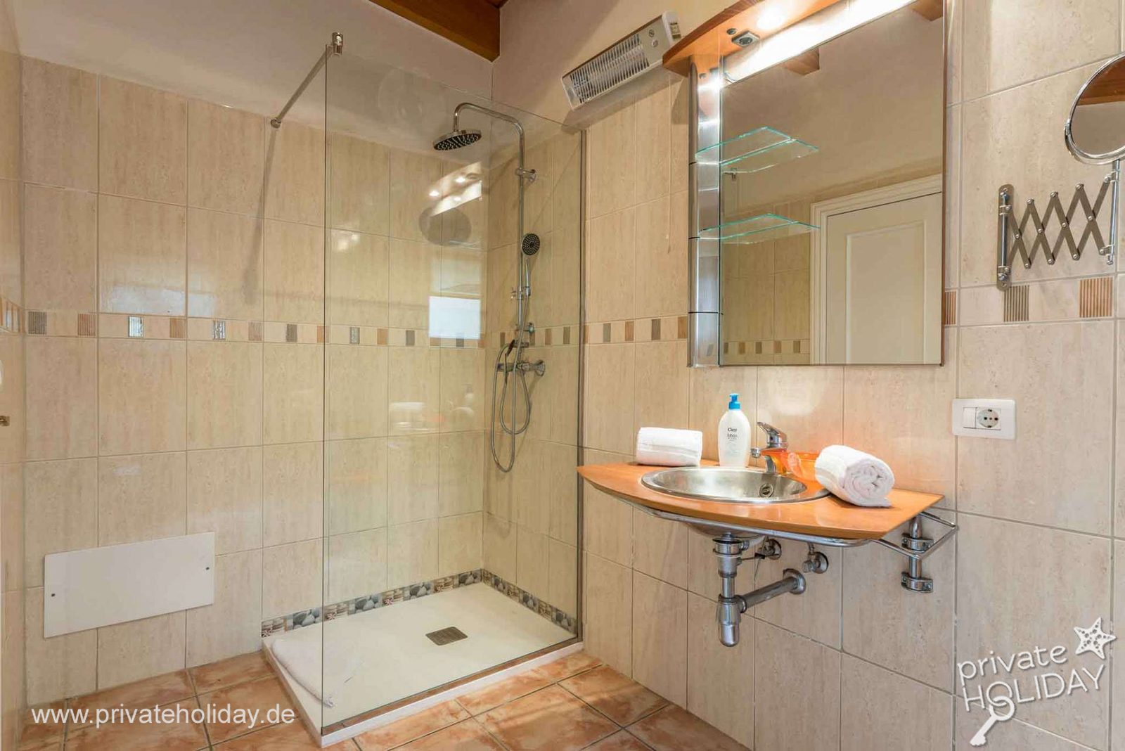 Badkamer met inloopdouche en wastafel – Chio, Teneriffa