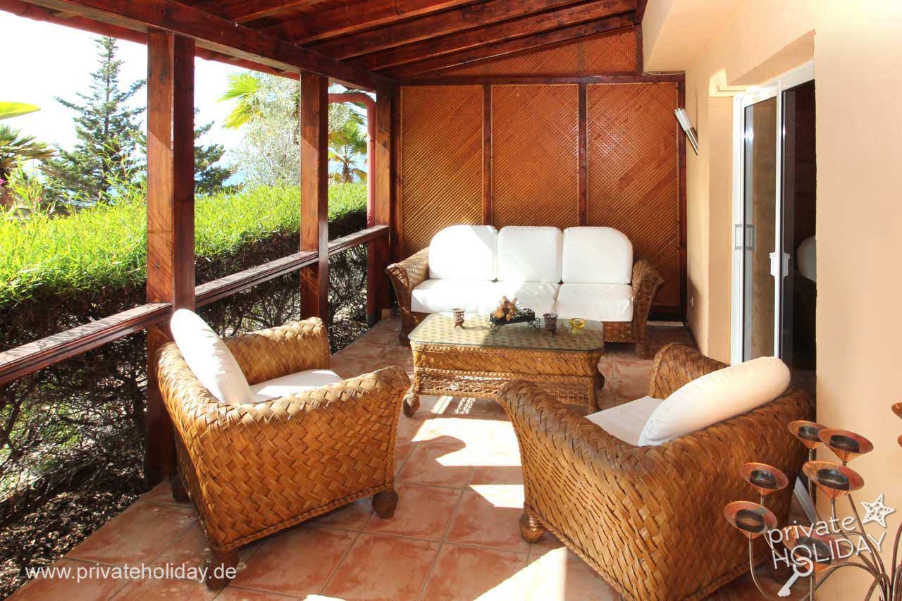 Overdekt terras met rotan stoelen en bank – Chio, Teneriffa