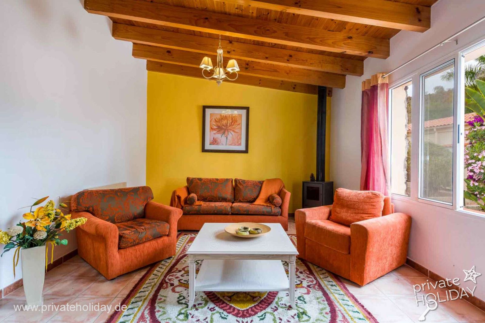 Woonkamer met oranje fauteuils en houten balken – Chio, Teneriffa