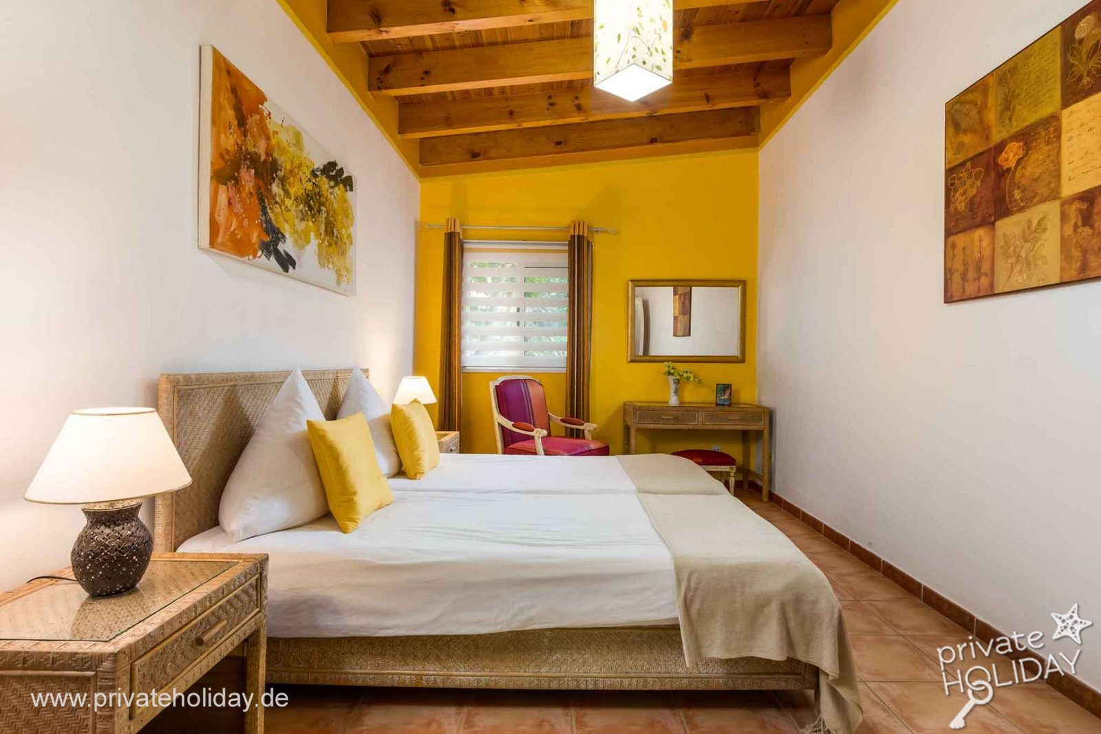 Slaapkamer met tweepersoonsbed en gele accentwand – Chio, Teneriffa