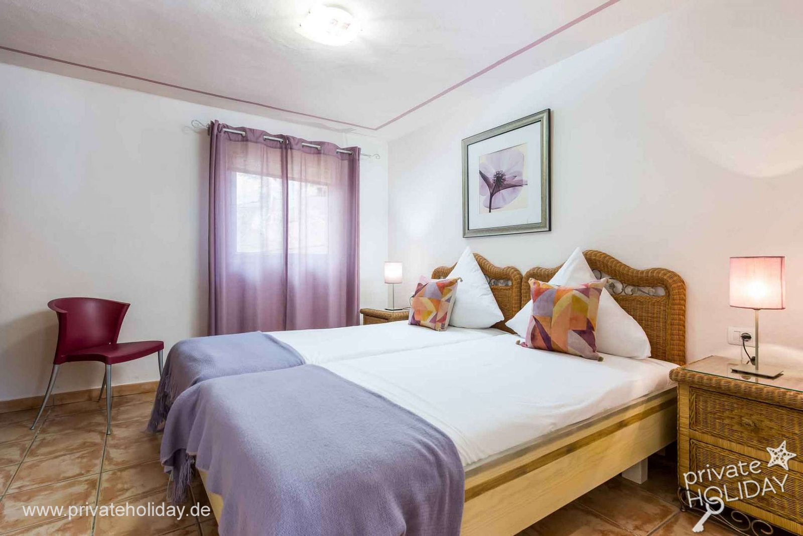 Slaapkamer met tweepersoonsbed en stoel bij het raam – Chio, Teneriffa